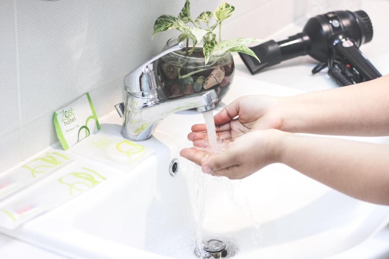 Zest Jemursari By Swiss-Belhotel International Surabaya Exteriör bild