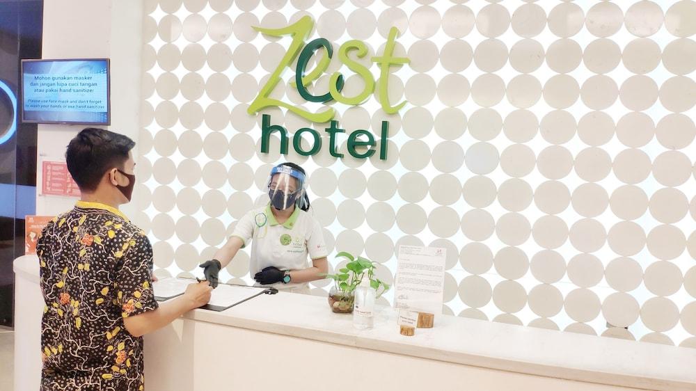 Zest Jemursari By Swiss-Belhotel International Surabaya Exteriör bild