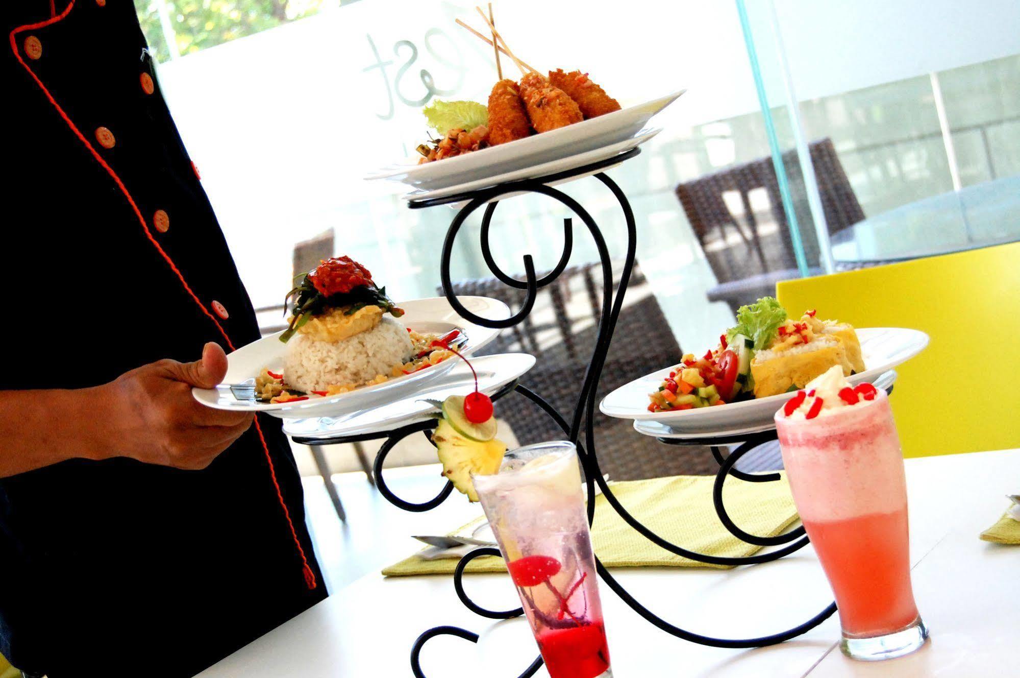 Zest Jemursari By Swiss-Belhotel International Surabaya Exteriör bild