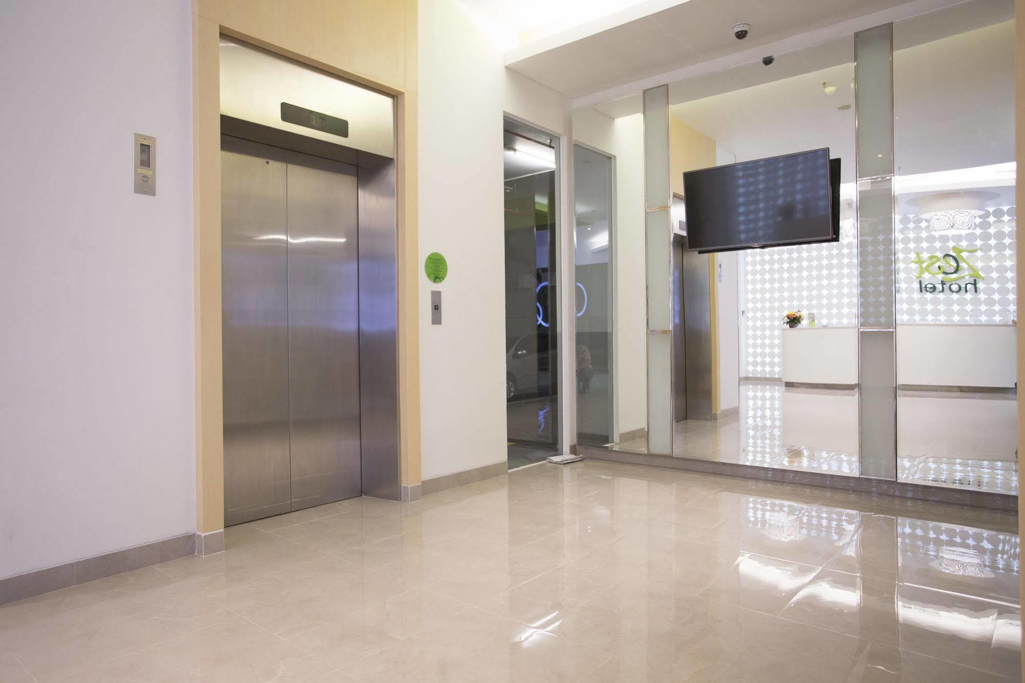 Zest Jemursari By Swiss-Belhotel International Surabaya Exteriör bild