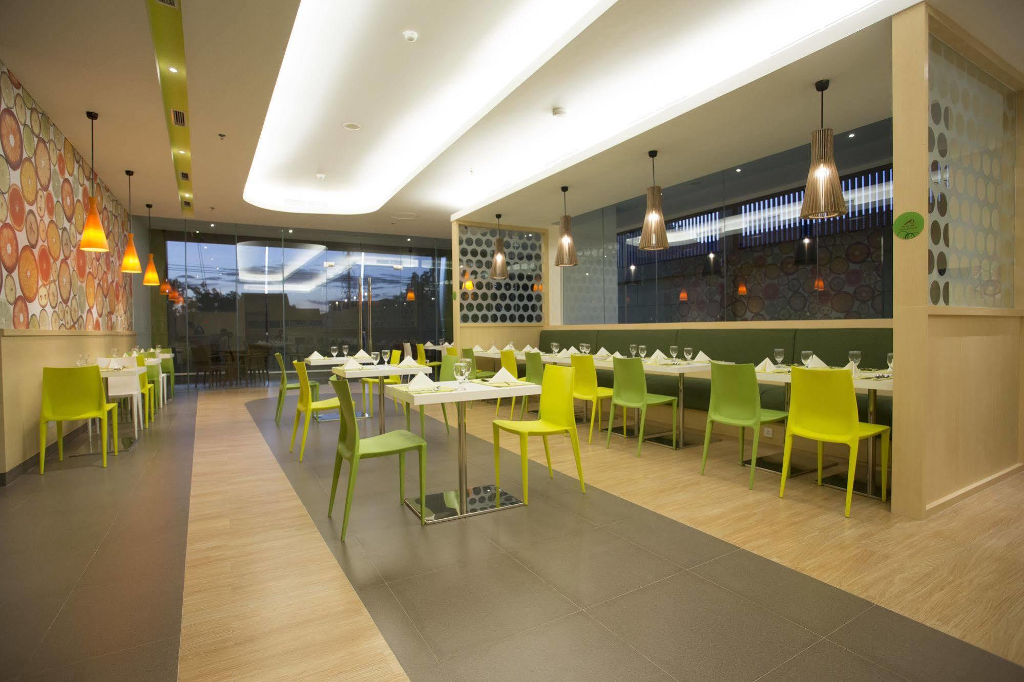 Zest Jemursari By Swiss-Belhotel International Surabaya Exteriör bild