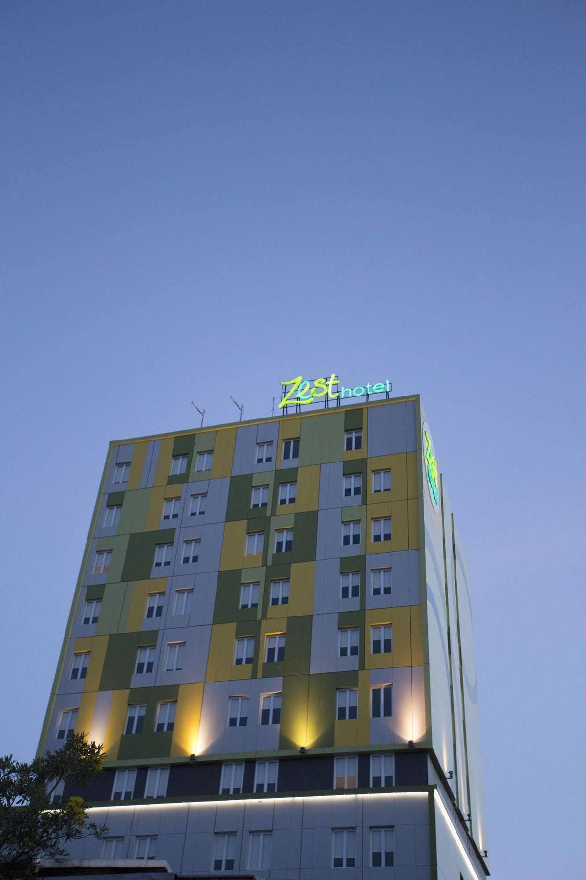 Zest Jemursari By Swiss-Belhotel International Surabaya Exteriör bild