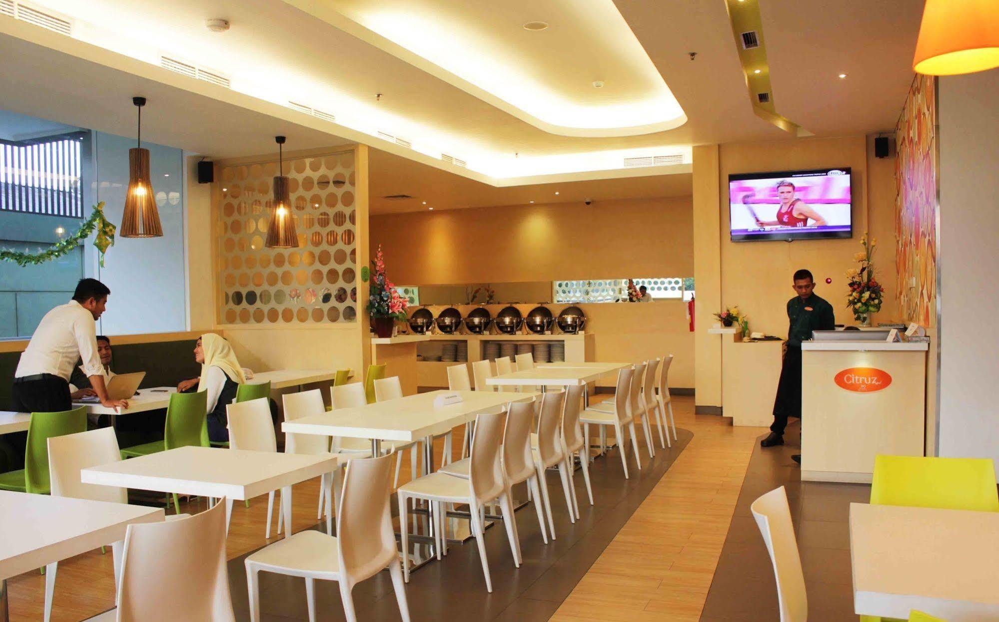 Zest Jemursari By Swiss-Belhotel International Surabaya Exteriör bild